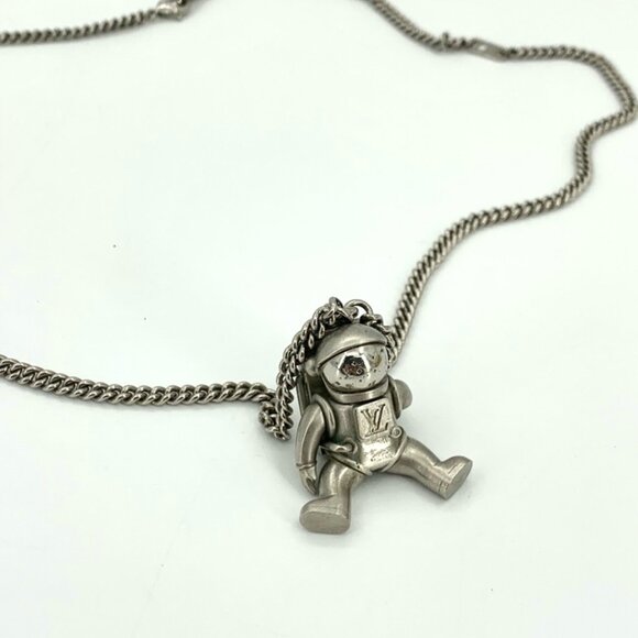 003291 Louis Vuitton logo silver astronaut pendant necklace 60cm